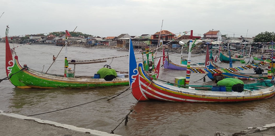 &lrm;MENDUNG: Kapal nelayan diparkir berhari-hari di bibir pantai akibat cuaca ekstrem, Jumat (28/3).