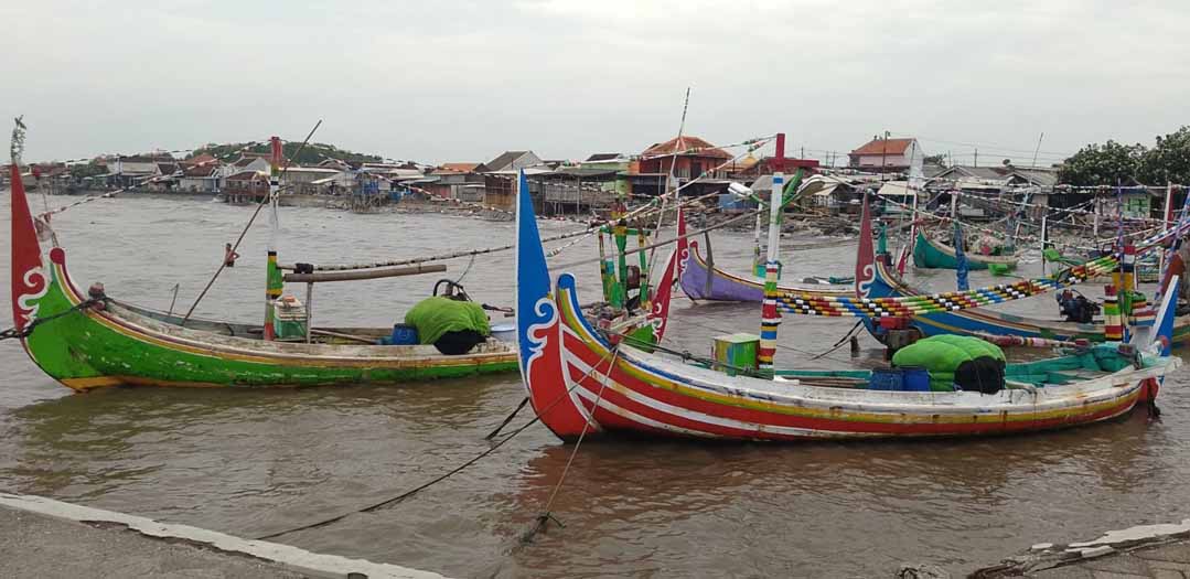 MENDUNG: Sejumlah perahu sandar di perairan Panarukan, Rabu sore (2/4).