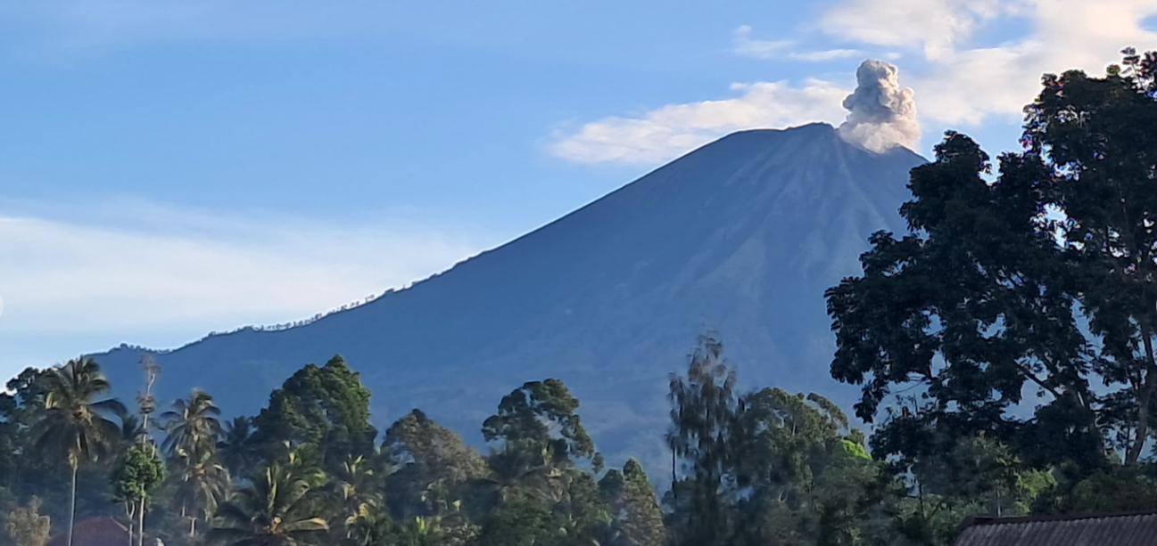 Asap panas mengepul dari puncal Gunung Semeru dipotret dari kawasan Senduro, Lumajang, 4 April 2025.