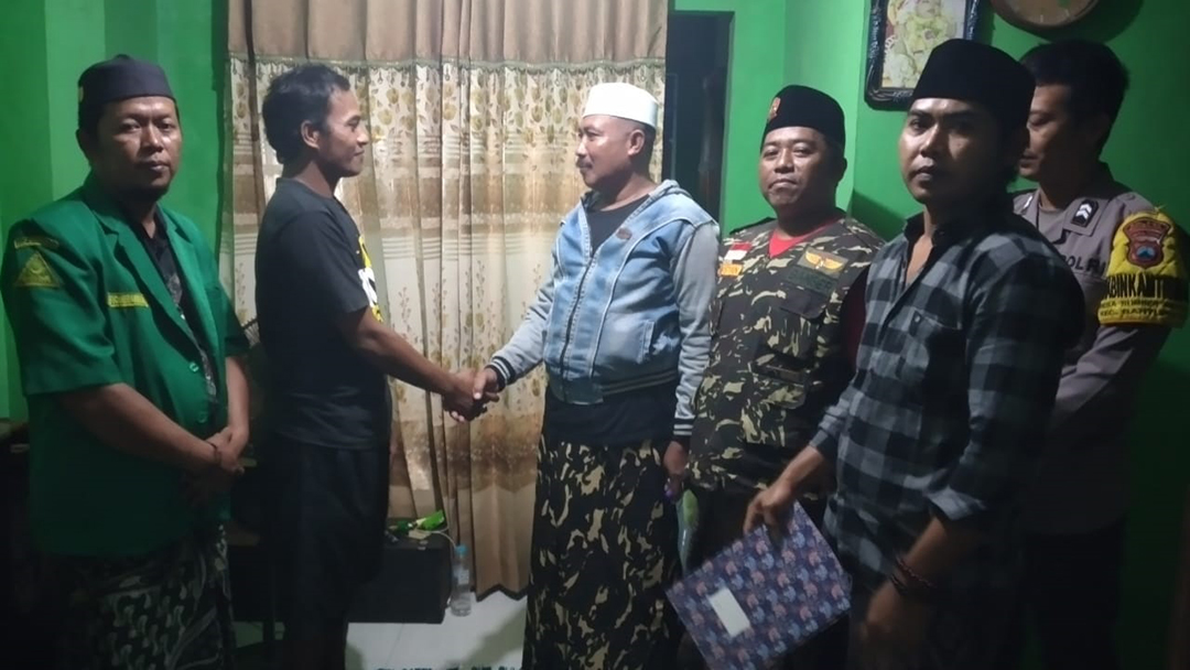 BERDAMAI: Salamet (tiga dari kiri) berjabat tangan dengan pelaku pengeroyokan di Mapolsek Banyuputih pada Rabu malam (2/4).