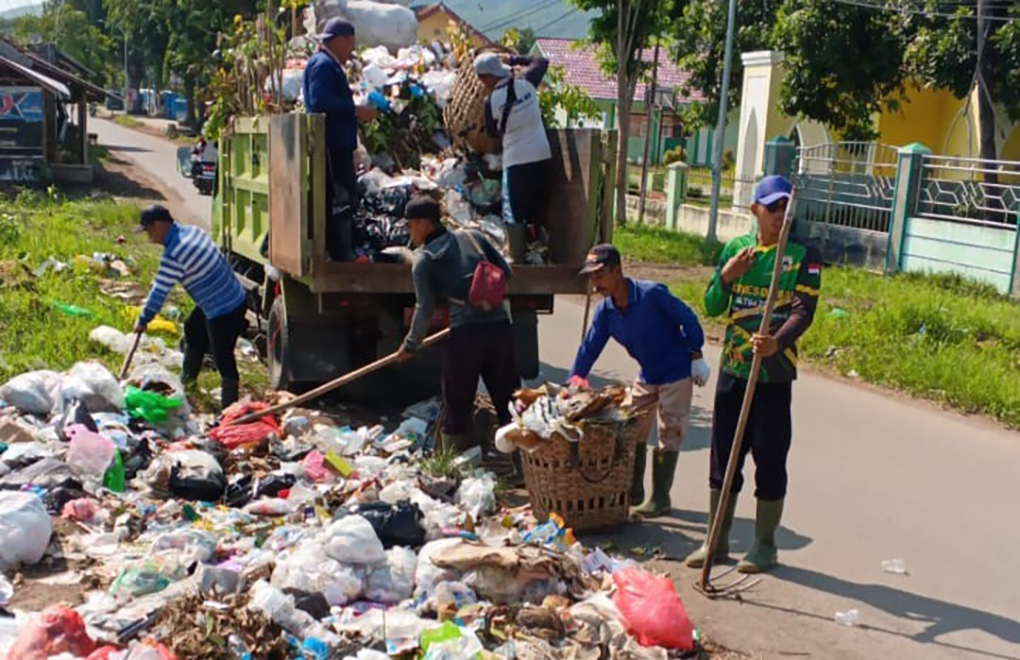 BEBAS SAMPAH: Petugas kebersihan DLH Situbondo membersihkan sampah di TPS Kelurahan Mimbaan, Kecamatan Panji, Kamis (3/4).