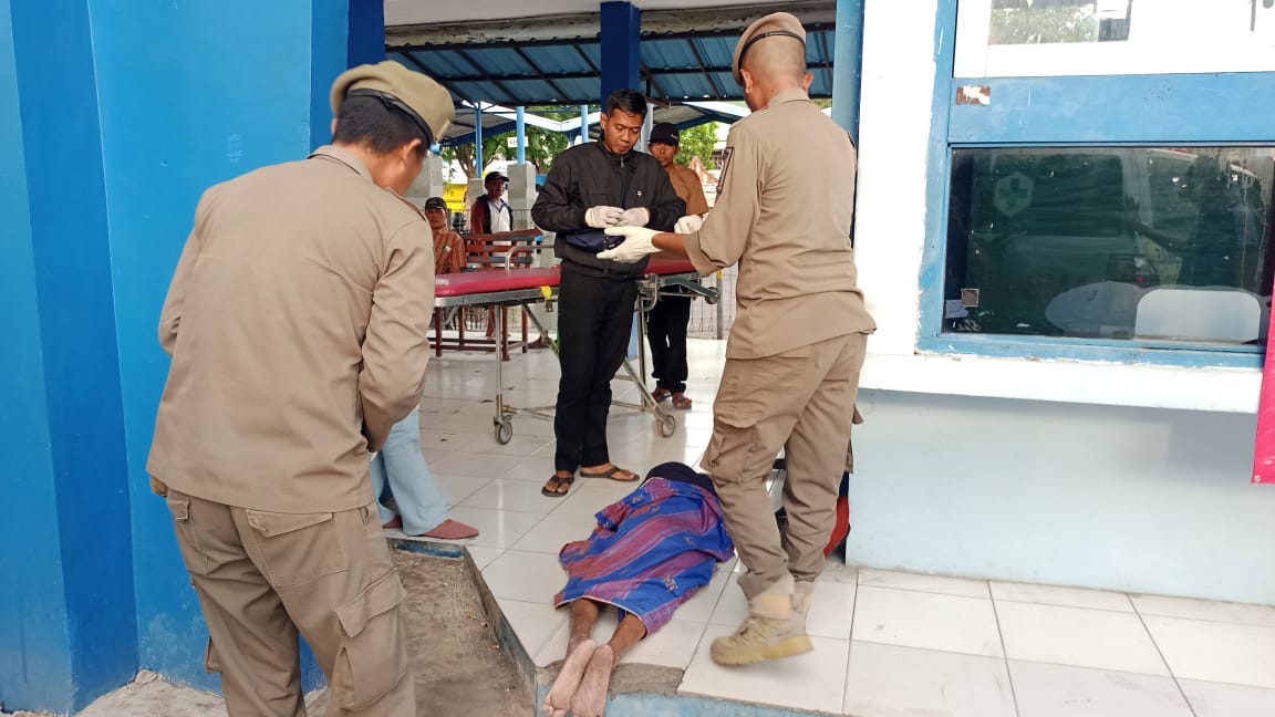 PEDULI: Petugas mengevakuasi seorang kakek menggunakan mobil ambulance, di terminal Situbondo, Jumat (4/4). (Iwan Feriyanto/Radar Situbondo)
