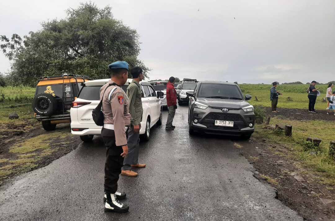 LOKASI PARKIR: Anggota Polsek Banyuputih melakukan pengamanan di lokasi wisata Taman Nasional Baluran, Jumat (4/4).