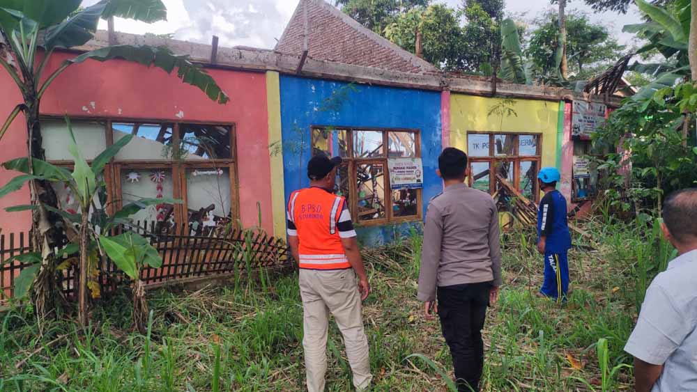 &lrm;&lrm;INVESTIGASI: Petugas BPBD Situbondo meninjau TK PGRI Desa Tlogosari, Kecamatan Sumbermalang, Jumat (4/4).