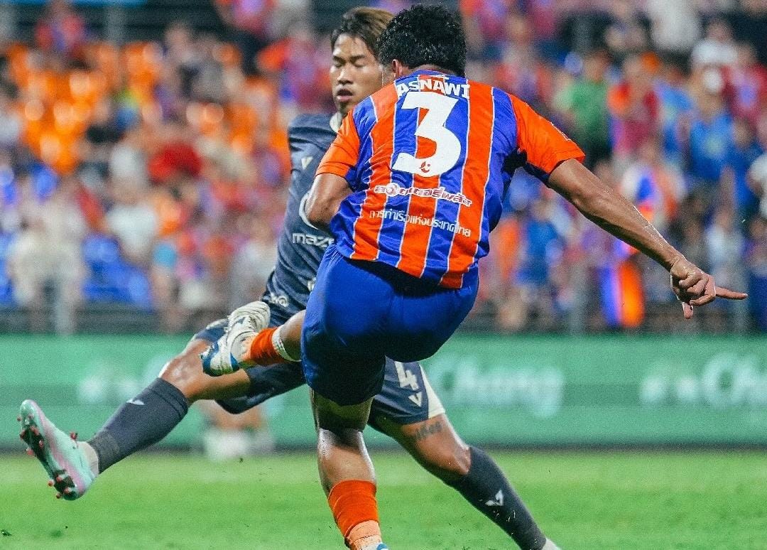 Foto: Saat Asnawi Mangkualam berduel di Liga Thailand/ ig @asnawi_bhr