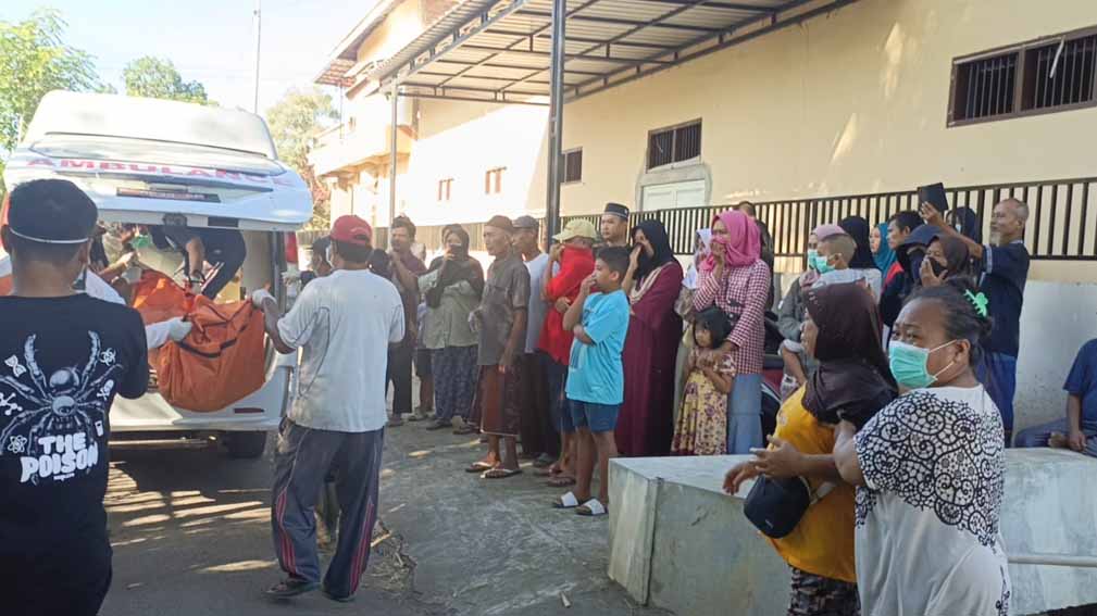 PENEMUAN MAYAT: Jenazah Asmati, 75, dievakuasi ke Rumah Sakit Umum Daerah (RSUD) Asembagus, Senin lalu (8/4).