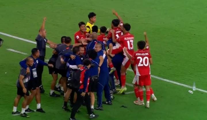 Foto: Pemain dan staf pelatih timnas u17 merayakan lolos ke Piala Dunia/ tangkapan layar streaming RCTI
