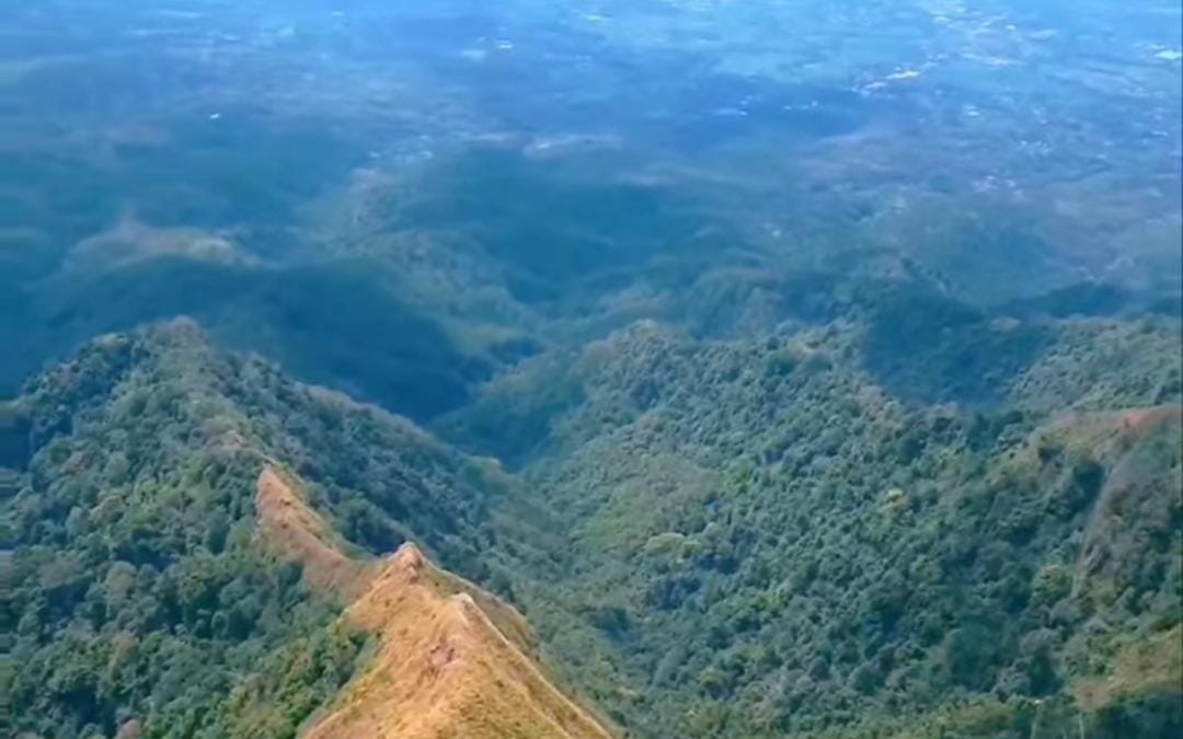 Foto: Jalur punggung naga Gunung Piramid Bondowoso/ doc Khoirul Rizal