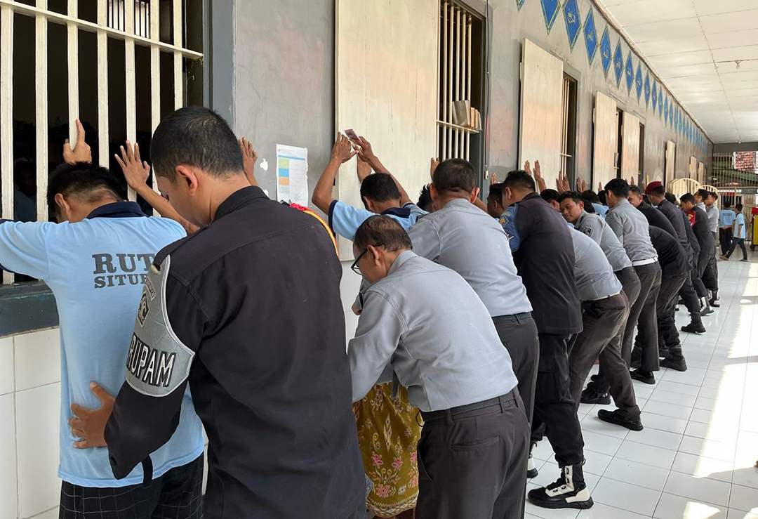 &lrm;SIDAK: Petugas rutan kelas IIB memeriksa barang milik WBP di ruang kamar Rutan Situbondo, Selasa (7/4).