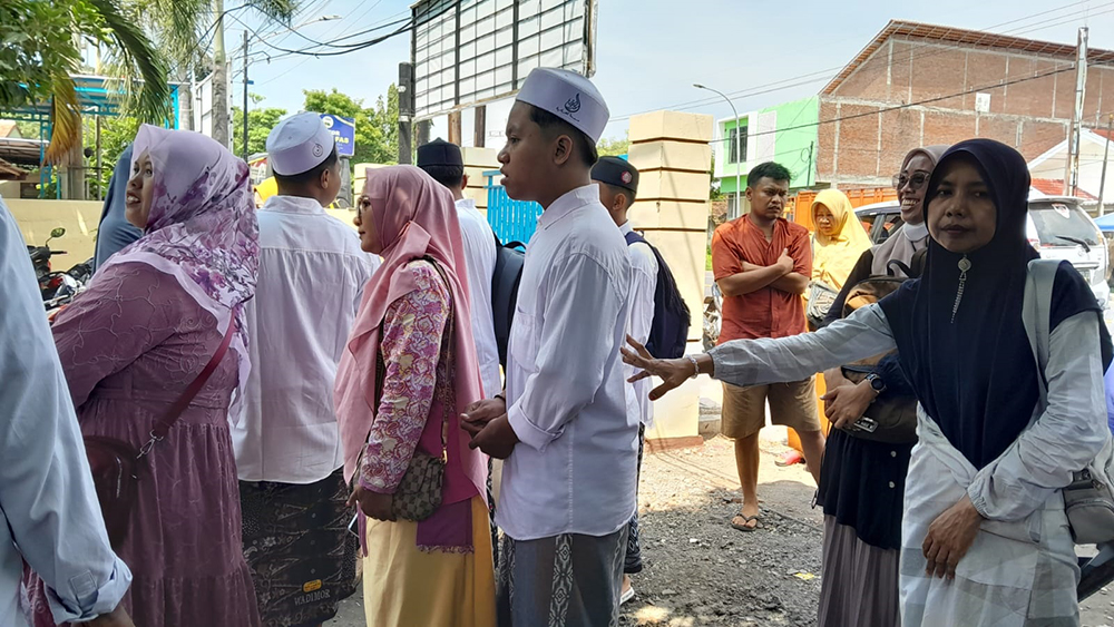 Sejumlah santri berkumpul di kantor Sub Rayon IKSASS Kecamatan Panji untuk kembali ke Pondok Pesantren Salafiyah Syafiiyah Sukorejo, Rabu (9/4).