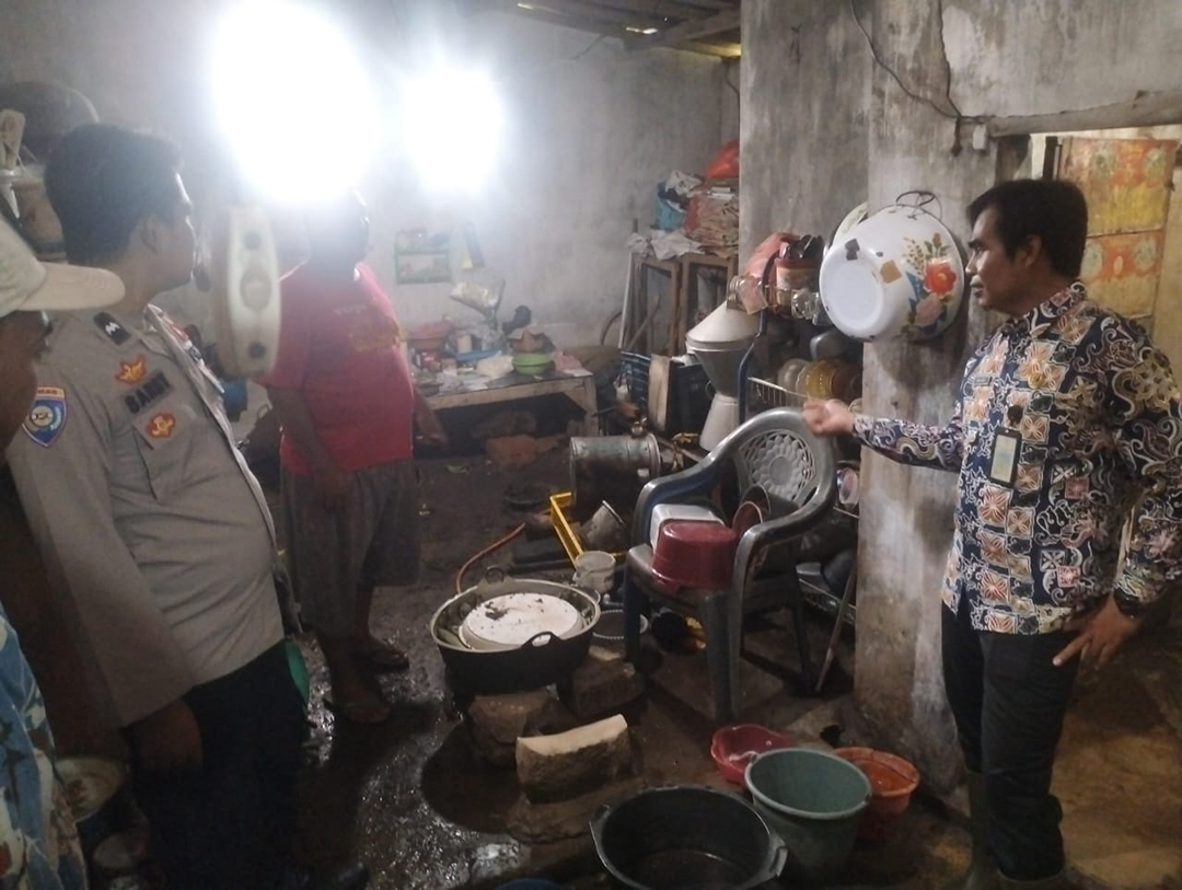 KEBAKARAN: Anggota BPBD Situbondo melakukan pengecekan dapur terbakar milik Subairi, 55, warga Desa Curahjeru, Kecamatan Panji, Kamis (10/4).