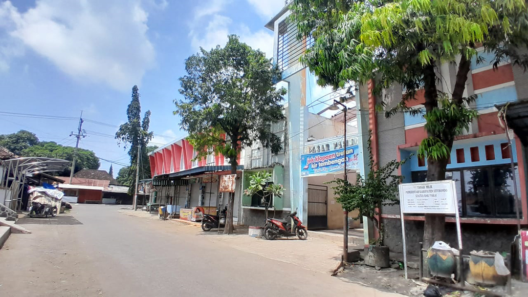 SEPI: Kondisi pasar di Kecamatan Panji sepi dari pengunjung, pada pukul 11.30, Kamis (10/4). (Humaidi/Radar Situbondo)