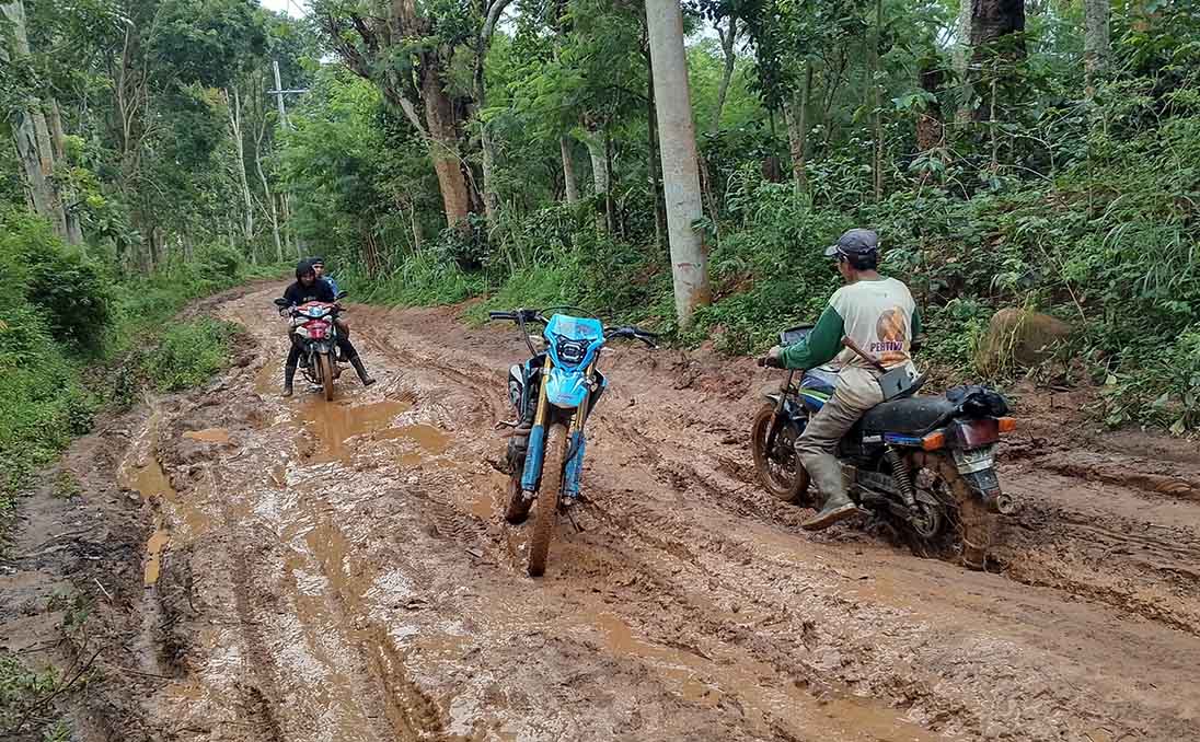 EKSTREM: Dua pengendara sepeda motor melintas di Jalan Dusun Taman Dadar, Desa Curah Tatal, Kecamatan Arjasa, Jumat (11/4).