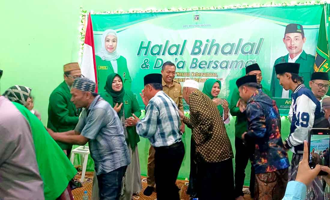 Bupati Rio dam Wabup Ulfi menyalami pengurus DPC PPP Situbondo. (Dok. Radar Situbondo)