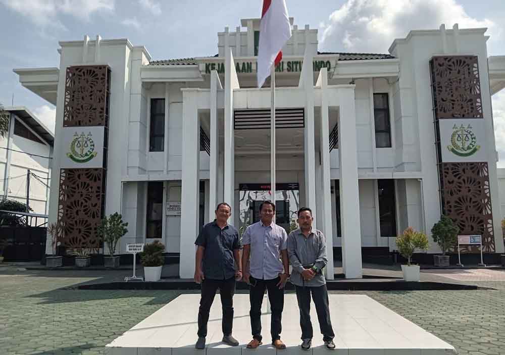 BUTUH KEPASTIAN: Aliansi Masyarakat Peduli (Amali) Desa Seletreng, Kecamatan Kapongan, mendatangi Kejaksaan Negeri Situbondo, Senin (14/4).