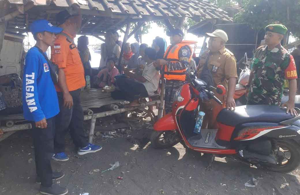 NELAYAN HILANG: Anggota BPBD Situbondo dan TNI Polri menyambangi Sunar, 55, korban laka laut di Perairan Jangkar, Senin (14/4).