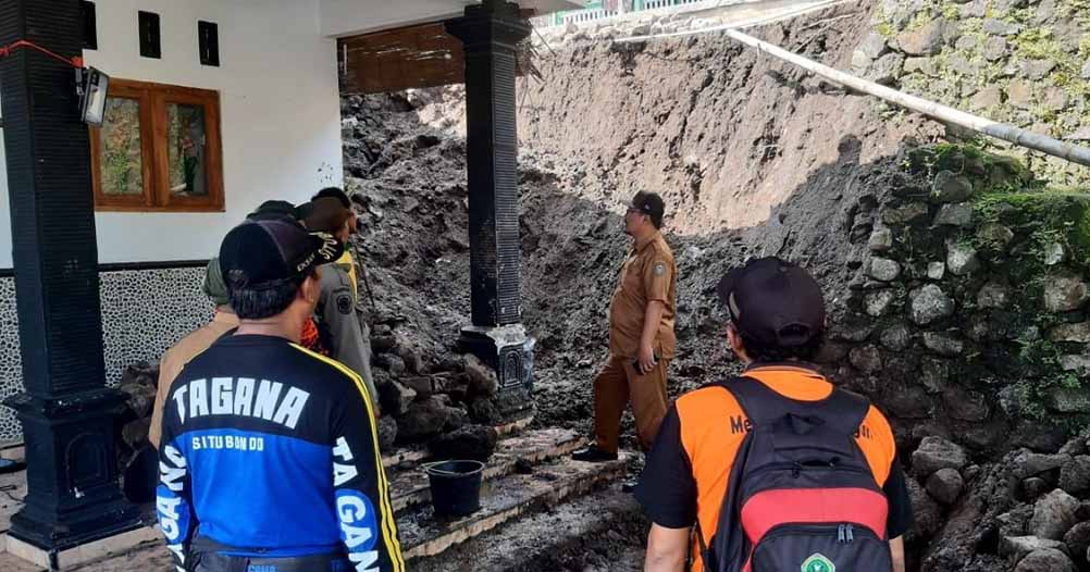 TANAH LONGSOR: Anggota BPBD Situbondo meninjau tanah longsor di Dusun Krajan Timur, Desa Sumberanyar, Kecamatan Mlandingan, Selasa (15/4).