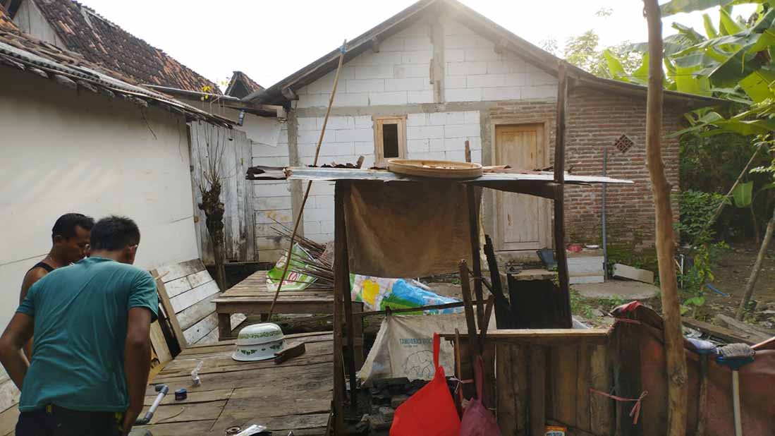 MENUNGGU: Warga yang terdampak banjir di Kecamatan Mlandingan berharap agar rumah bantuan yang dijanjikan pemkab segera direalisasikan.