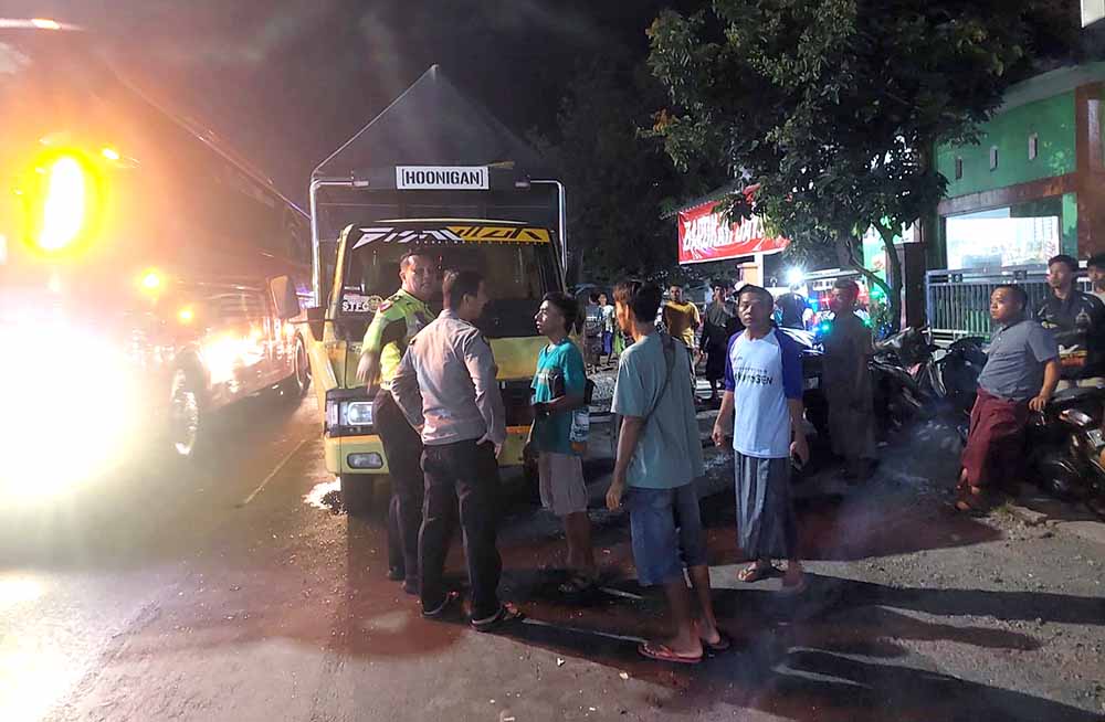 LAKA BERUNTUN: Anggota Polsek Bungatan melakukan pendataan korban kecelakaan di Jalur Pantura, Desa Bletok, Kecamatan Bungatan, Rabu (16/4).