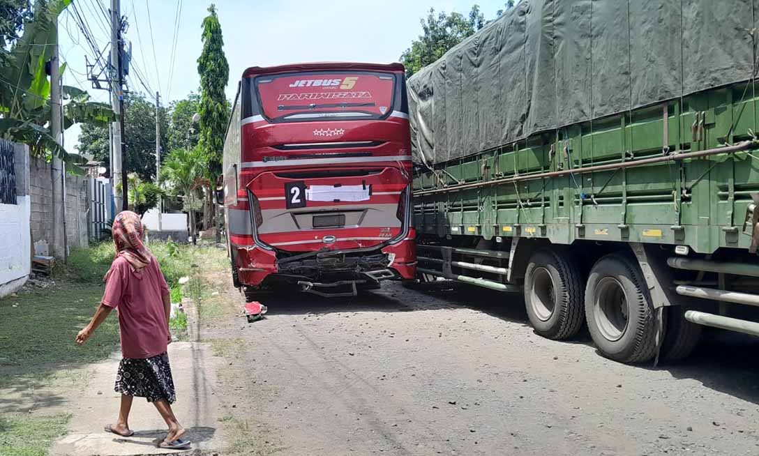 RUSAK BERAT: Bus Rombongan Study Tour siswa SMA asal Ngawi parkir di pinggir Jalan Raya, Desa Kilensari, Kecamatan Panarukan, Rabu (16/4).