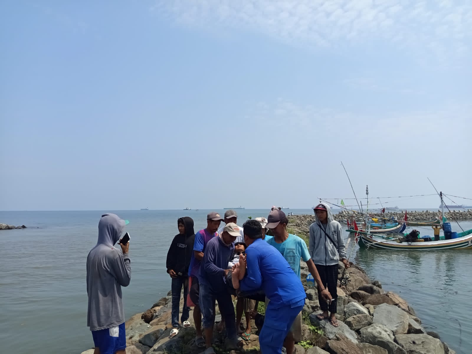 Foto: Pemancing saat dievakuasi/ doc Khoirul Rizal