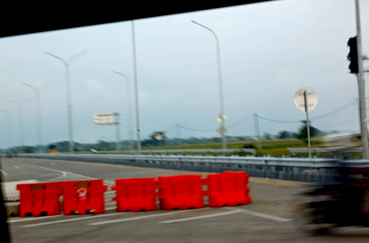Gate Paiton di ruas tol Probowangi masih ditutup dengan barikade oranye pada akhir April 2025.