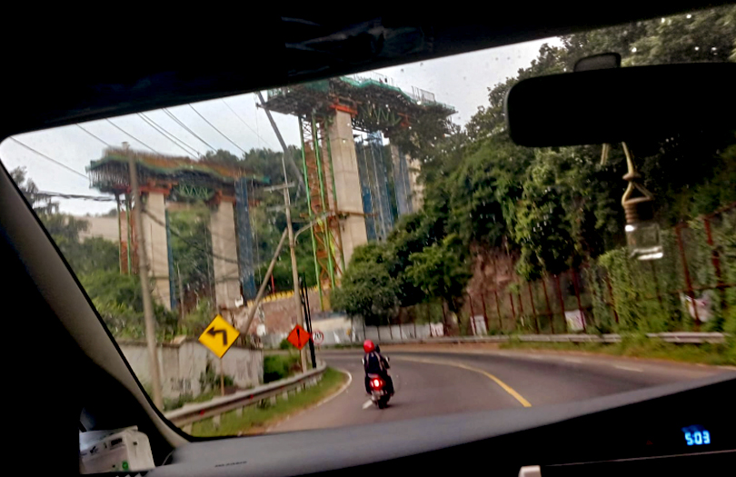 Pembangunan jembatan besar ruas proyek jalan tol Probowangi di dekat PLTU Paiton.