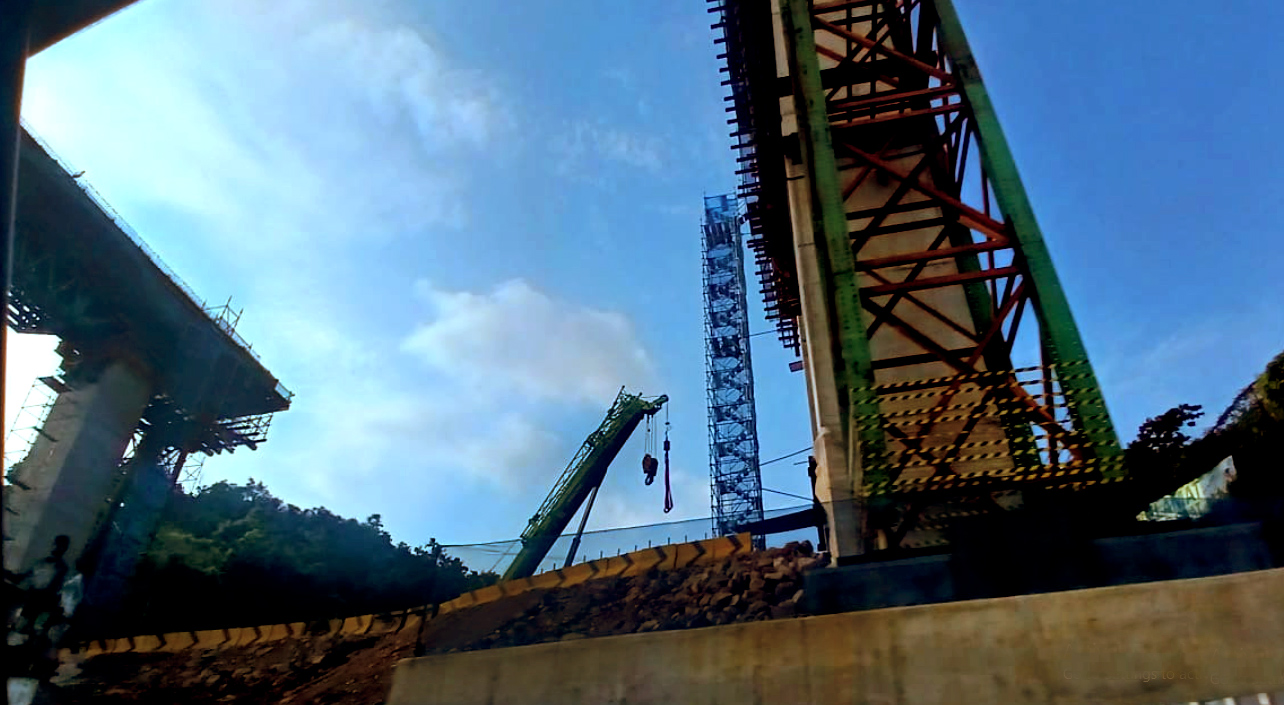Tiang pilar raksasa penopang jembatan proyek jalan tol Probowangi di kawasan perbukitan yang dibelah di perbatasan Situbondo - Probolinggo.