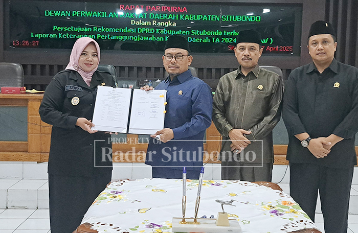 RAPAT PARIPURNA : Jajaran pimpinan DPRD menyerahkan dokumen persetujuan rancangan awal RPJMD 2025 &ndash; 2029 kepada Wakil Bupati, Ulfiyah, Kamis (10/4) lalu.