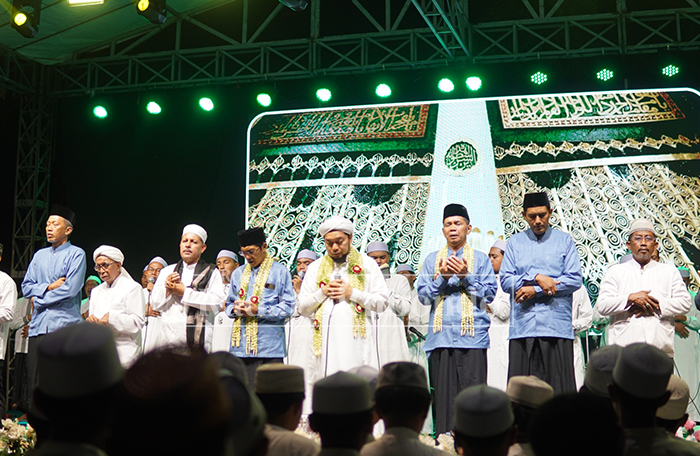 KHUSYUK: Kiai Azaim Ibrahimy  bersama Plt. Kepala SMAN 2 Situbondo, Drs. Gatot Dwi Pujihandoko, dalam acara selawat bersama di halaman SMAN 2 Situbondo, Kamis lalu (17/4).