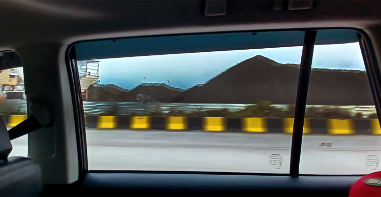 Tumpukan material pasir yang menggunung di dekat exit Paiton proyek Jalan Tol Probowangi.
