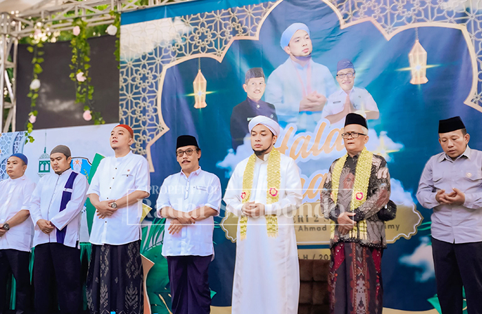 BARENG KIAI: Kepala SMKN 2 Situbondo, Suyitno; Ketua Komite, Ali Yatim dan perwakilan guru berselawat bersama Kiai Azaim Ibrahimy dalam acara halal bihalal, Kamis (18/4).