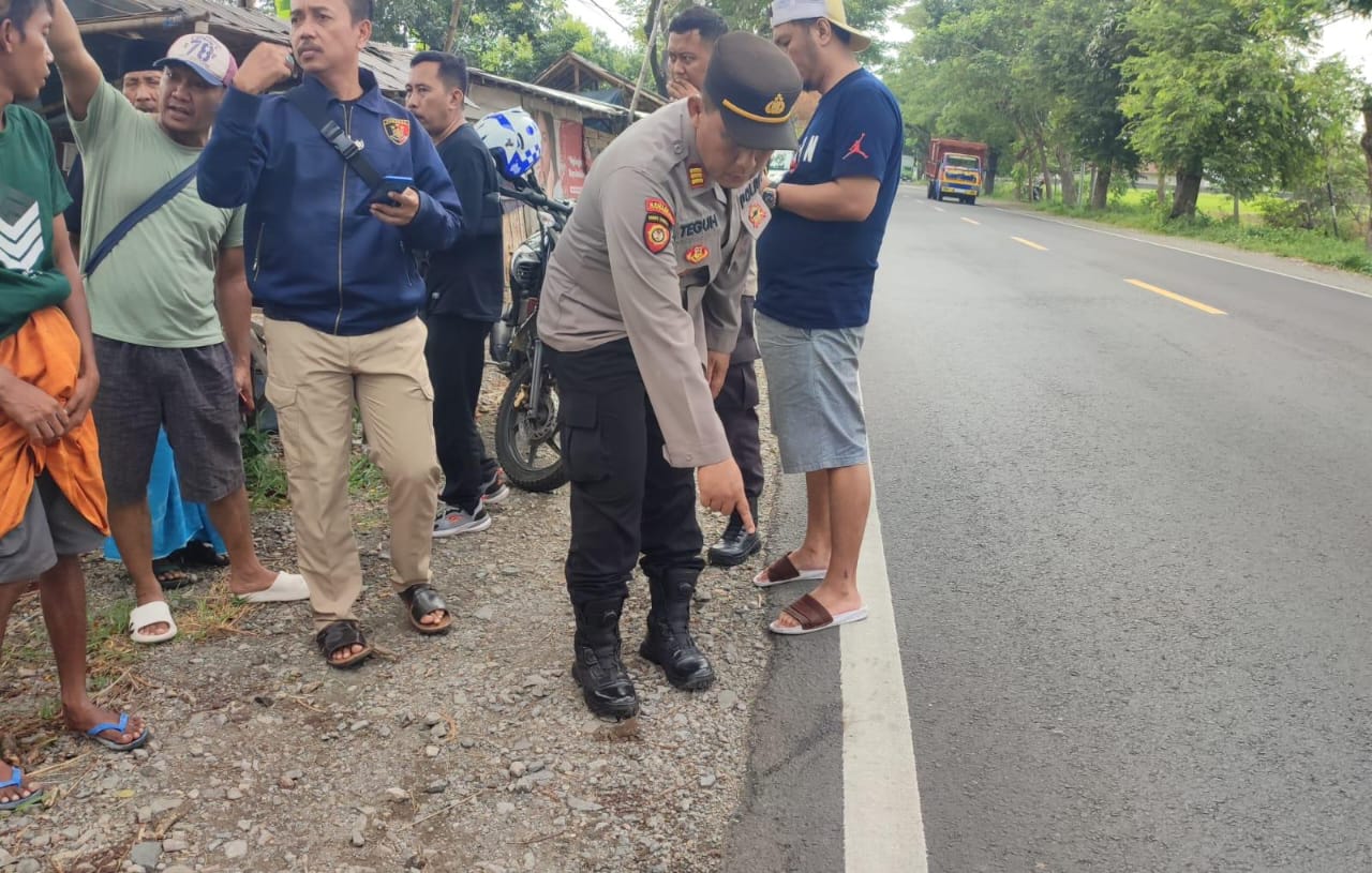 Foto: Polisi saat mengecek lokasi diduga aksi begal/ doc Khoirul Rizal