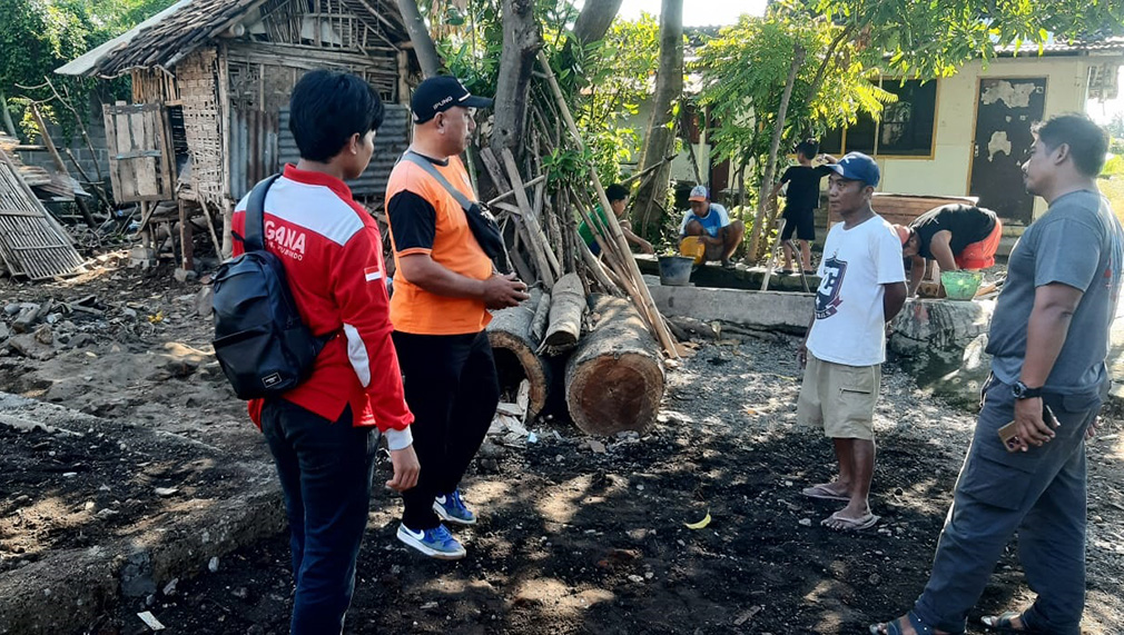 BENCANA ALAM: Rumah milik salah satu warga Desa Olean, Kecamatan Kota, Situbondo, tertimpa pohon.