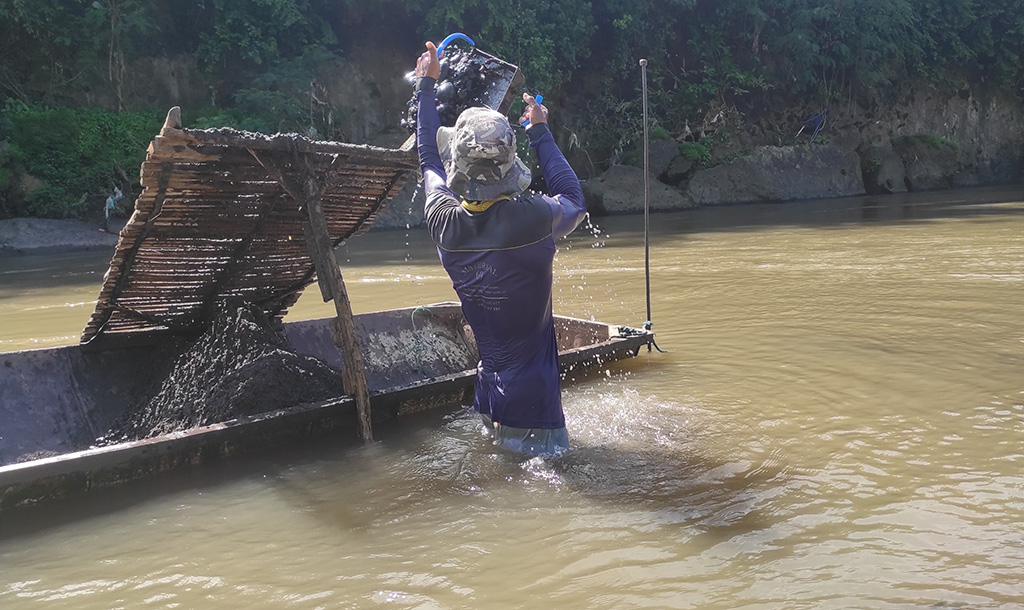 Salah seorang warga mengambil pasir di Sungai Siliwung Situbondo