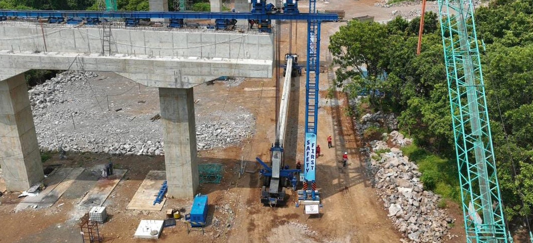 Proses pengangkatan girder berbobot puluhan ton di proyek Jalan Tol Probowangi.