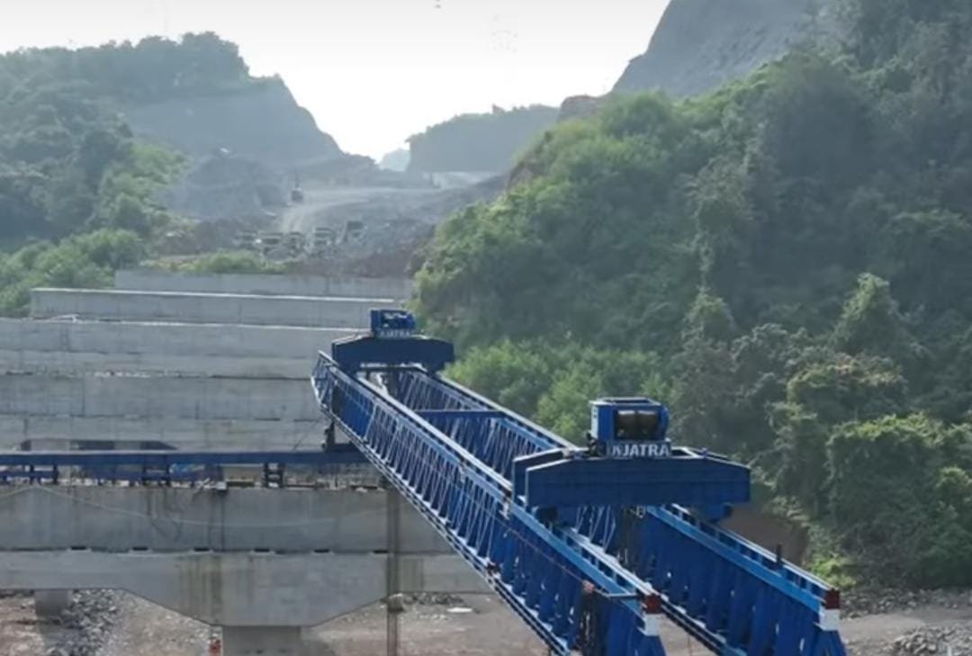 Proyek pemasangan jembatan di tol Probowangi/ ig @pp_probowangi3