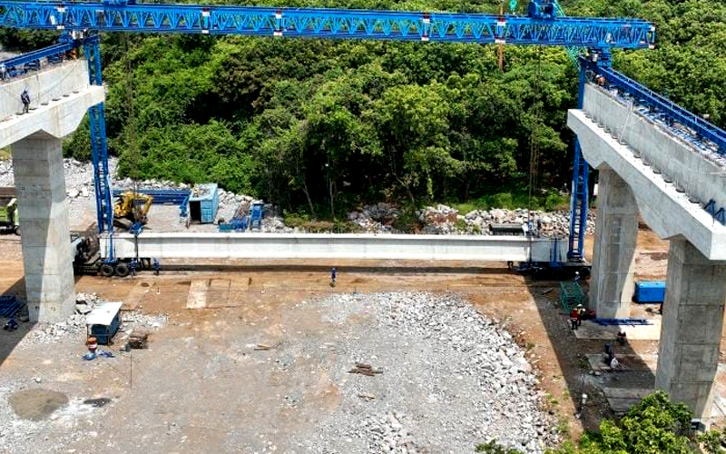 Girder sepanjang 35 meter dengan bobot 69 ton diangkut truk khusus.