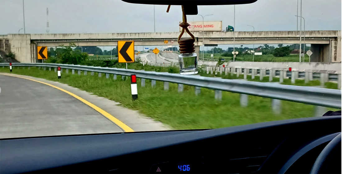 Jembatan girder (balok) di exit Gending, Tol Probowangi yang menghubungkan Probolinggo - Banyuwangi.