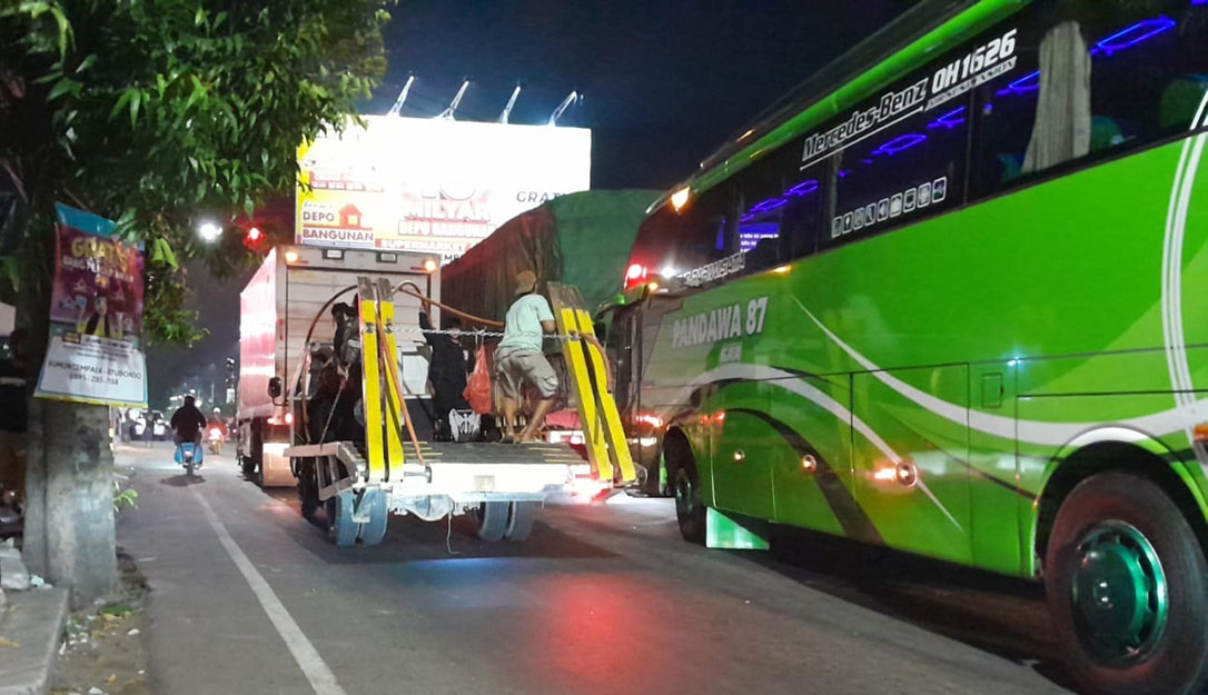 BIKIN RESAH: Sejumlah anak punk naik ke bak truk di simpang tiga Jalan Basuki Rahmat, Kelurahan Mimbaan, Kecamatan Panji, Jumat (25/4).