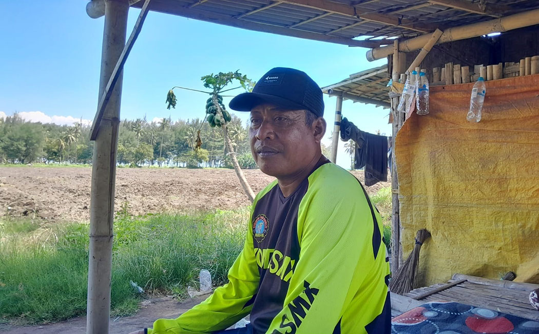 NYANTAI: Mas Lur Hadi, 45, warga Kecamatan Muncar, Banyuwangi, beristirahat di gubuk di area eks Perusda Banongan, Desa Wringinanom, Kecamatan Asembagus, Kamis lalu (24/4).