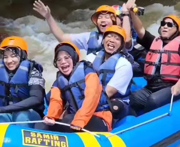 Bupati Situbondo dan rombongan saat mencoba arung jeram/ ig @masrio.bupatiku