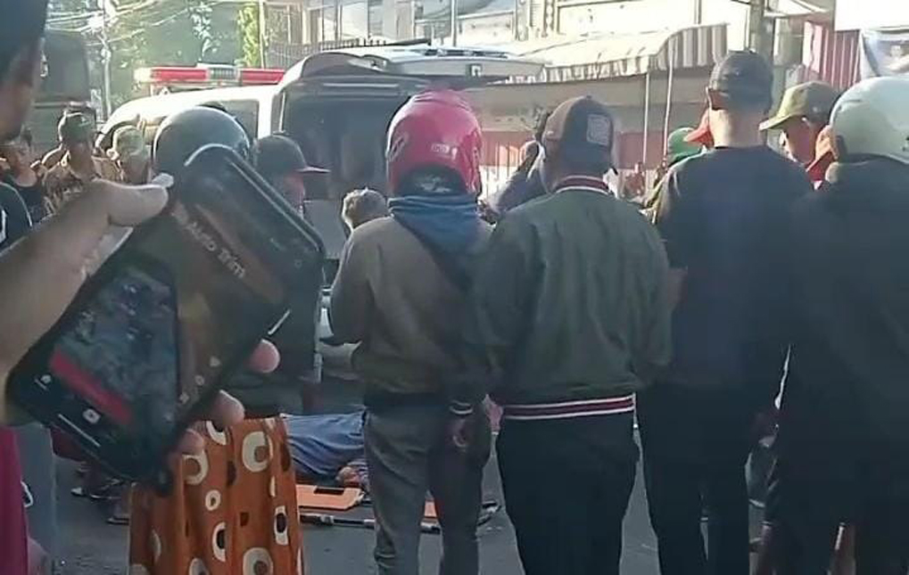 JADI TONTONAN: Jenazah S, 68, warga Desa Agel, Kecamatan Jangkar, dievakuasi saat tergeletak di Jalan Raya Kecamatan Asembagus, Minggu (27/4)