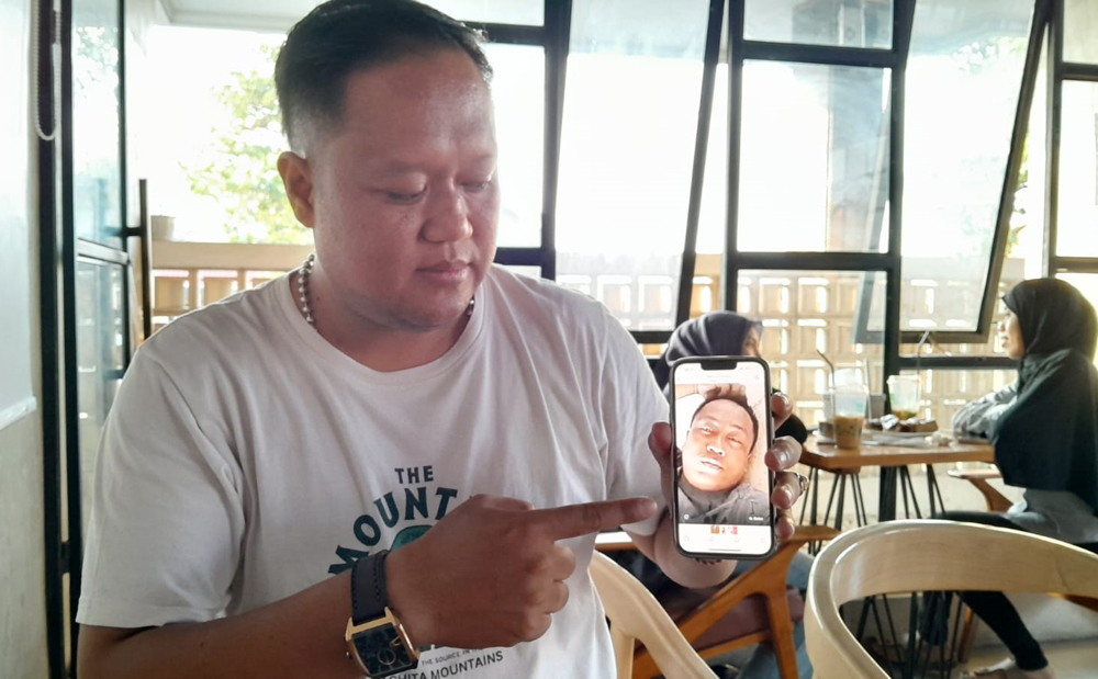 TUNJUK PENIPU: Hendriyansyah, kuasa hukum Hotim, 35, korban dugaan penipuan menujukkan foto terduga pelaku, Minggu (27/4)