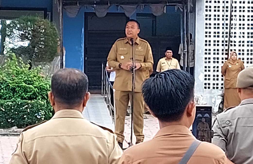 Bupati Situbondo Mas Rio memimpin apel pagi ASN Pemkab Situbondo, Senin (28/4).