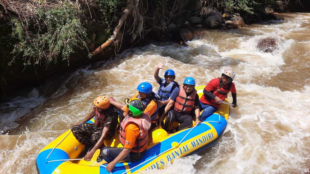OLAHRAGA AIR: Wisatawan mencoba Menantang di sungai yang mengandung belerang di Samir Rafting, Minggu (27/4) lalu.