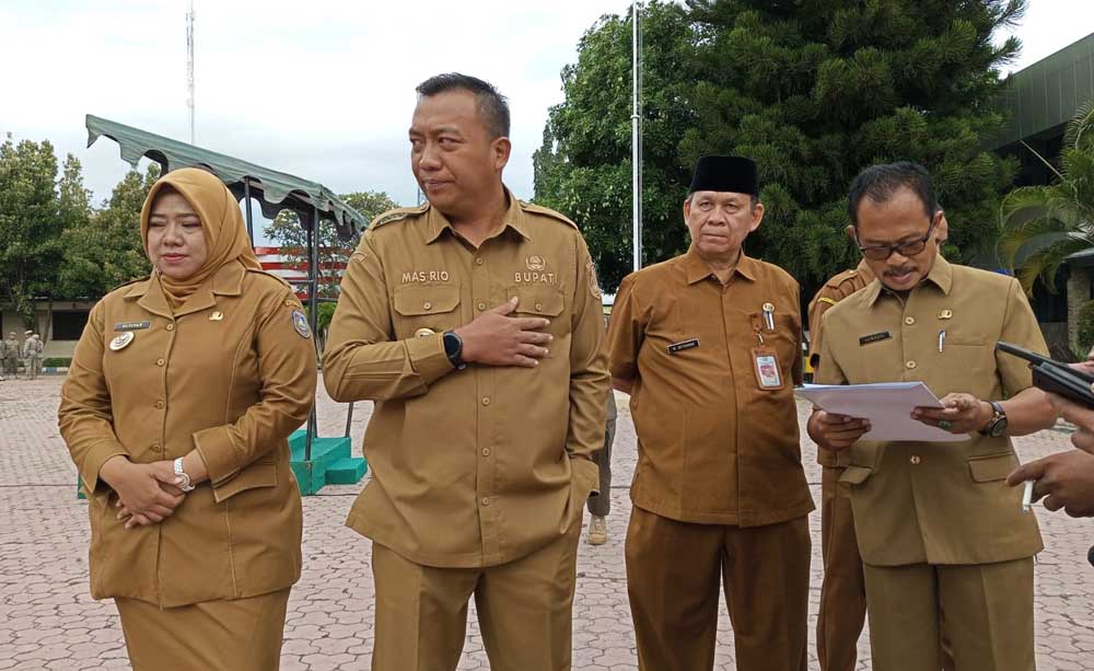 Bupati Situbondo Mas Rio bersama Wakil Bupati Mbak Lutfi usai melaksanakan apel pagi, Senin (28/4).