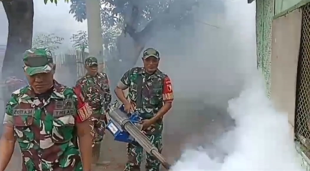 ANTISIPASI DBD: Babinsa Koramil 09, mendampingi pelaksanaan fogging di Desa Jangkar, Kecamatan Jangkar Situbondo, Selasa (29/4)