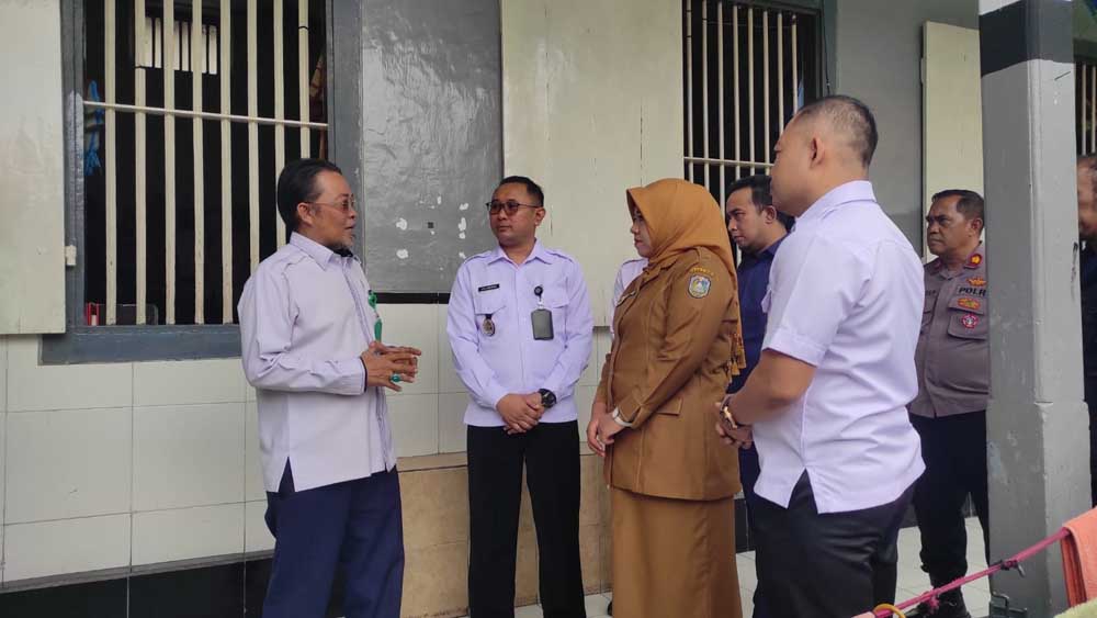 AKRAB: Wakil Bupati Situbondo berbincang bersama Ketua PN Situbondo di acara Rutan kelas IIB Situbondo, Senin(28/4) lalu.