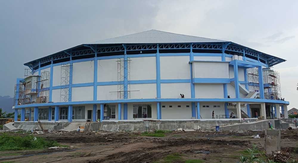 Pembangunan GOR Situbondo rampung. Pemkab diminta segera memanfaatkan sarana olahraga tersebut. (Rifai/Radar Situbondo)